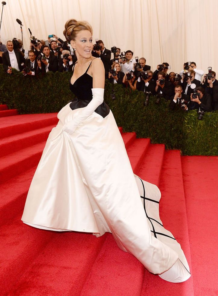 Sarah Jessica Parker arrives wearing a customer made Oscar de la Renta ball gown.