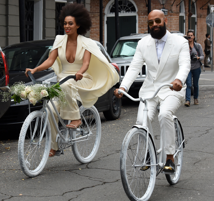 The bride and groom arrived on bikes for their nuptials. (photo Elle.com)